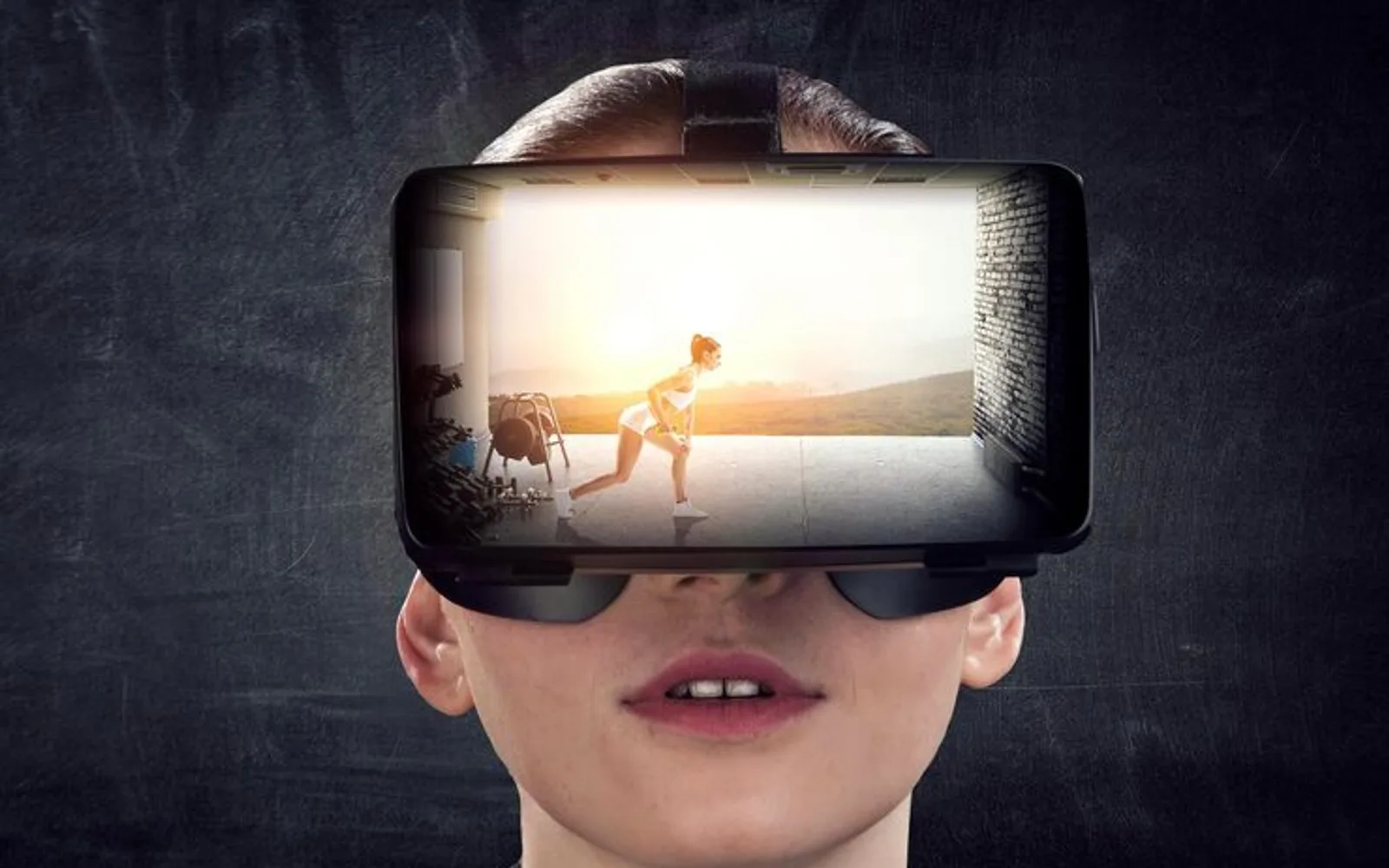 إدراك الصور عبر التقنية شابة مبتهجة ترتدي نظارة الواقع الافتراضي VR بأسلوب الوسائط المختلطة